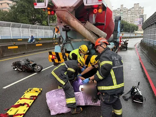 新店騎士摔車「滾進」混凝土車底險遭輾　人卡輪胎旁魂都飛了
