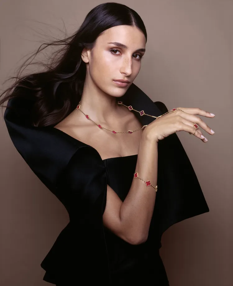 梵克雅寶標誌性的Alhambra系列換上令人心動的通透粉紅琺瑯。品牌提供
