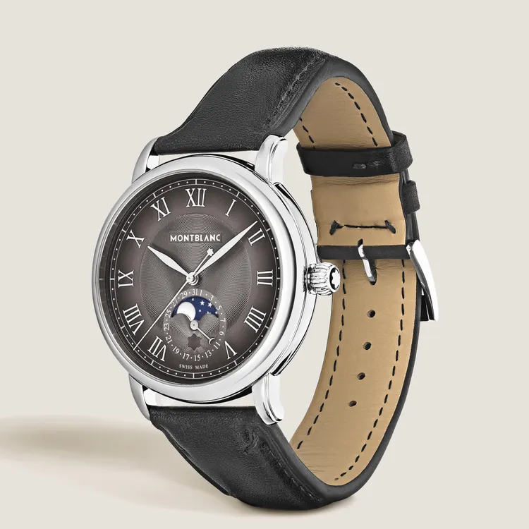 MONTBLANC明星傳承系列月相腕錶（型號：MB134297），42mm，拋光處理精鋼錶殼，亮黑色暈染飾放射狀六角星扭索紋面盤，黑色小牛皮錶帶，MB 24.31 自動上鍊機械機芯，動力儲存42小時，防水深度50米，18萬1900元。品牌提供