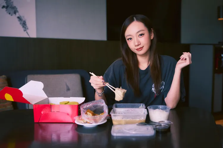 吳卓源品嚐在地美食。華研國際提供