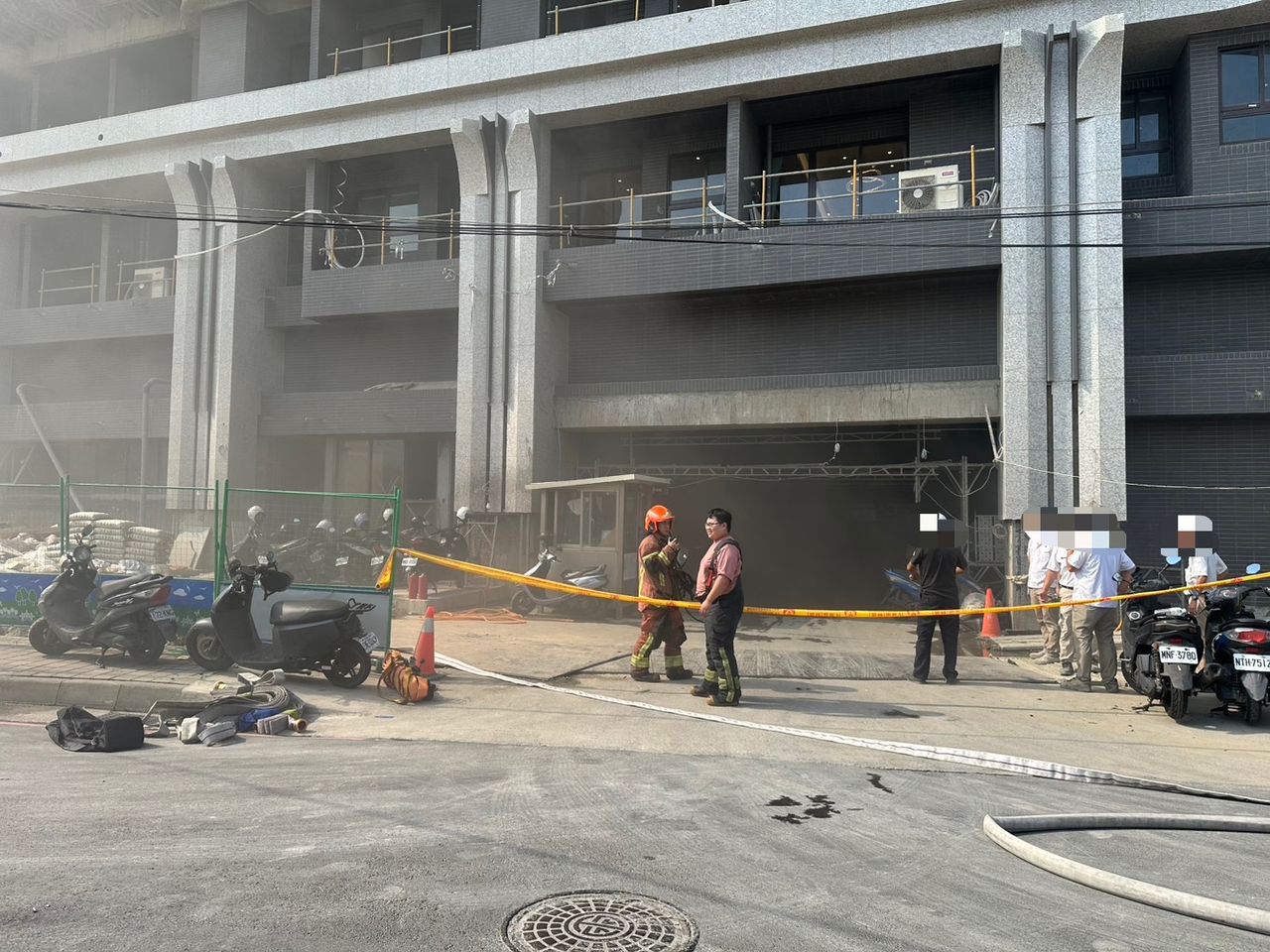 二重疏洪道重劃區新建案火警! 地下5樓突竄濃煙疑「廢棄物釀災」