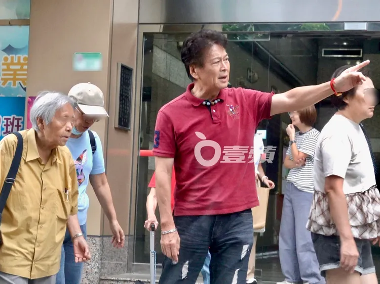劉尚謙指著建成公園方向，帶大家去公園繼續聊天。特勤中心攝