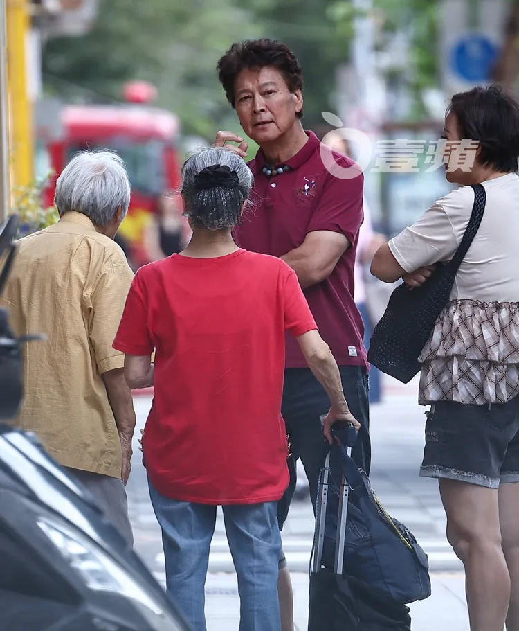 73歲的劉尚謙被熟女包圍，穿著打扮依舊帥氣有型。特勤中心攝