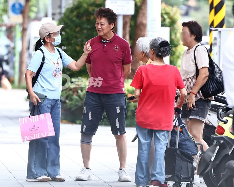 劉尚謙（中）和熟女到承德路等朋友會合，最後一位友人抵達。特勤中心攝