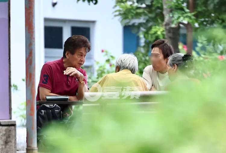劉尚謙（左）邊嗑芭樂邊和朋友們滔滔不絕地聊天。特勤中心攝