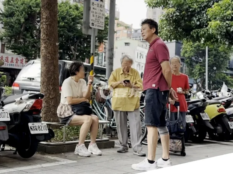 劉尚謙（右起）和友人相約承德路大樓外等人，紅粉知己等累了坐在路邊。特勤中心攝