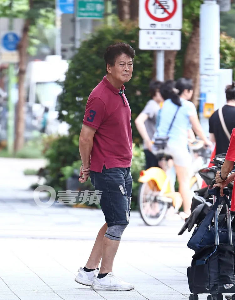 劉尚謙套上護膝，走路有些不順暢。特勤中心攝