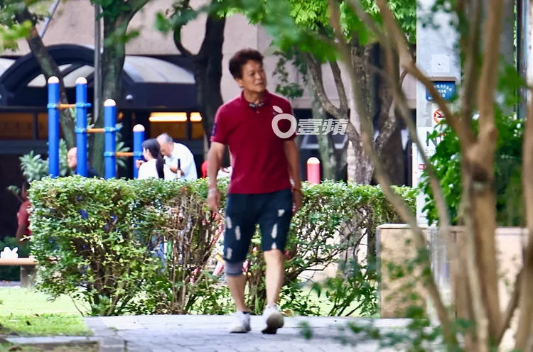 劉尚謙戴著護膝，跛腳走在公園尋找其他座位區。特勤中心攝
