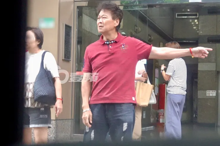 劉尚謙（右）和熟女步出商辦大樓，熟門熟路指引方向帶隊續攤。特勤中心攝