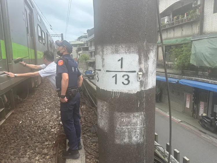 受本起事件影響，2173次列車延誤約25至30分鐘。翻攝照片