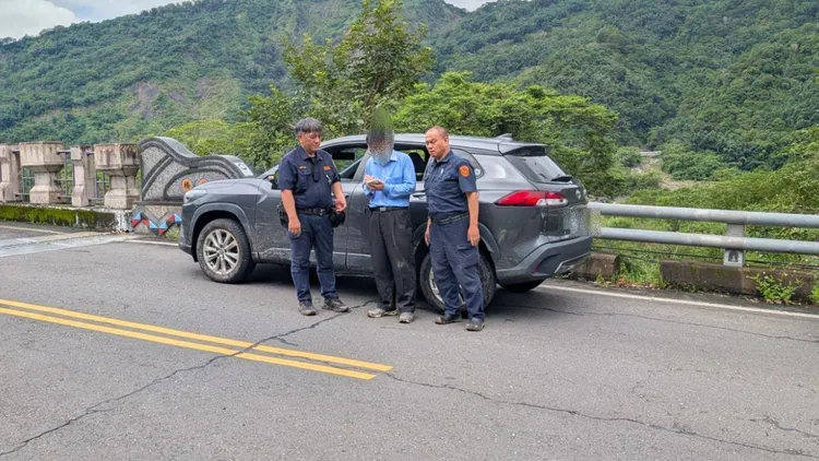 吳男駕車因山路泥濘不堪而深陷其中。翻攝畫面