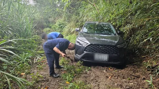 山區天氣不穩土石鬆動！駕駛受困深山40分鐘　那瑪夏警徒步馳援助脫困