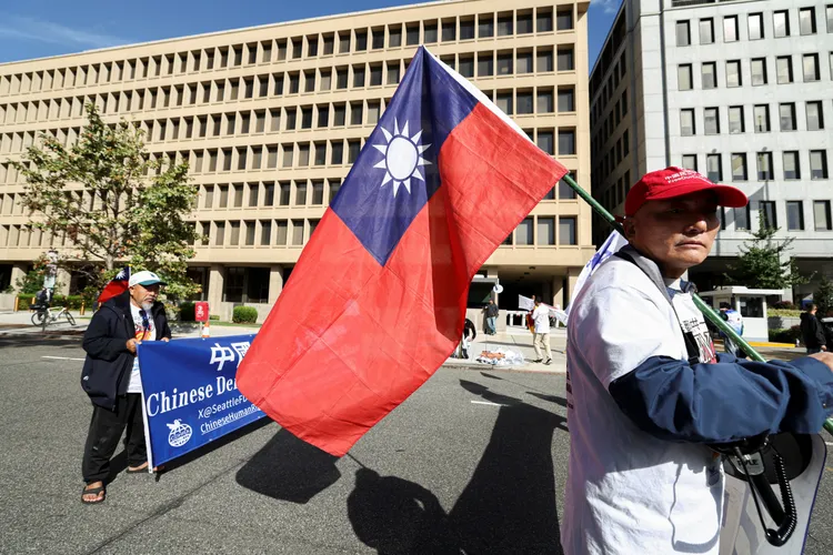 有示威者揮舞中華民國國旗。路透