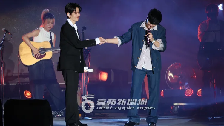 林俊傑（右）惺惺相惜，握手擁抱伯賢。莊宗達攝