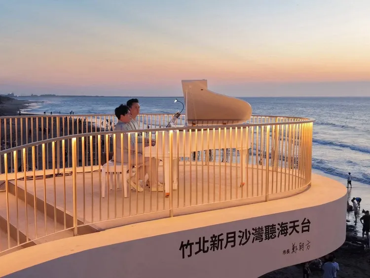 竹北市公所於昨（20）日中秋節前夕，特別在新月沙灣舉辦「海上鋼琴師浪漫音樂會」。鄭朝方辦公室提供