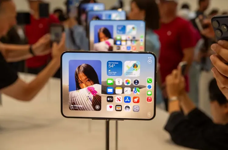iPhone Duo展開後的樣子。路透