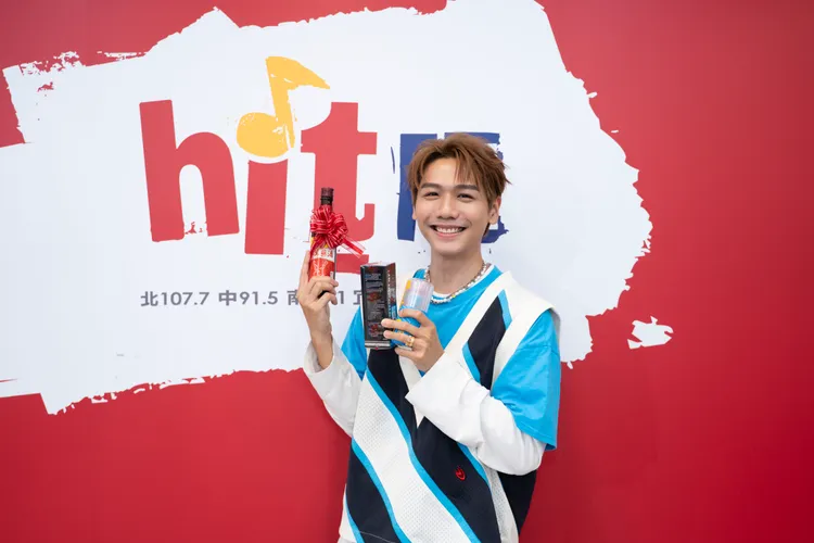 電台準備蔘茸酒跟飛機杯送給蔡旻佑。Hit Fm聯播網提供