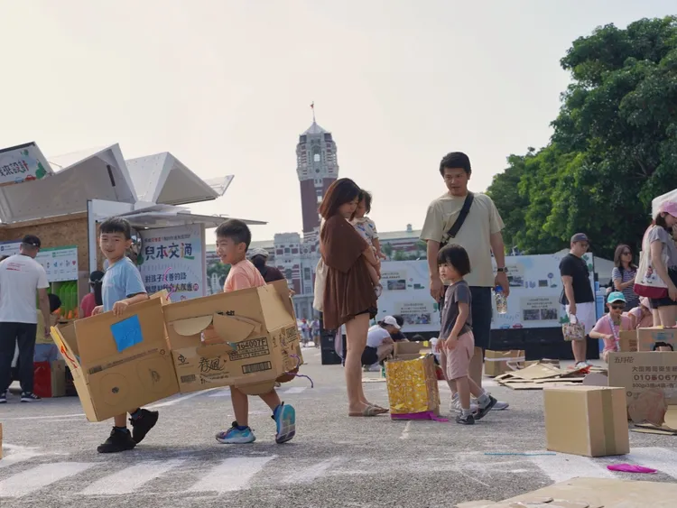 裕隆集團將熟悉的移動產業轉化為孩子玩得懂的體驗，小朋友親手打造專屬紙箱車，從遊戲中認識造車與移動，發揮對未來交通的想像。裕隆集團提供