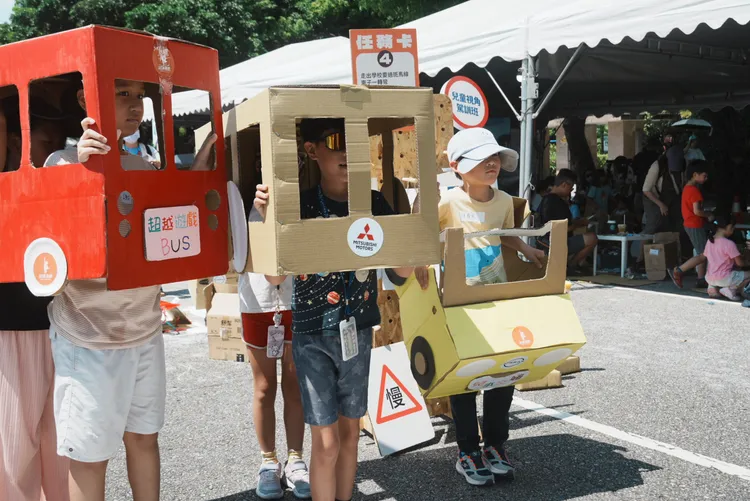 孩子開著親手打造的紙箱車，體驗從造車到租車、共享的移動過程；裕隆集團將多元移動服務化為遊戲，讓孩子在玩樂中認識不同的移動方式。裕隆集團提供