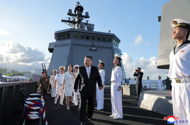金正恩登上北韓最新驅逐艦姜健號。路透社
