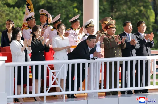 誰管北韓驅逐艦？金正恩愛女「暴風成長」快比爸媽高