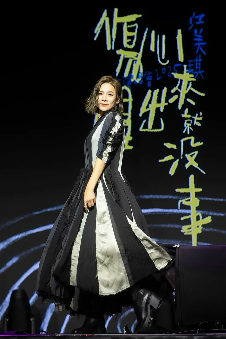 情歌天后江美琪帶兒出門竟「忘了帶回家」。萬力達娛樂提供 