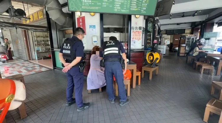 實在沒有辦法，員警聯繫家屬協助，將曾婦帶回家中。民眾提供