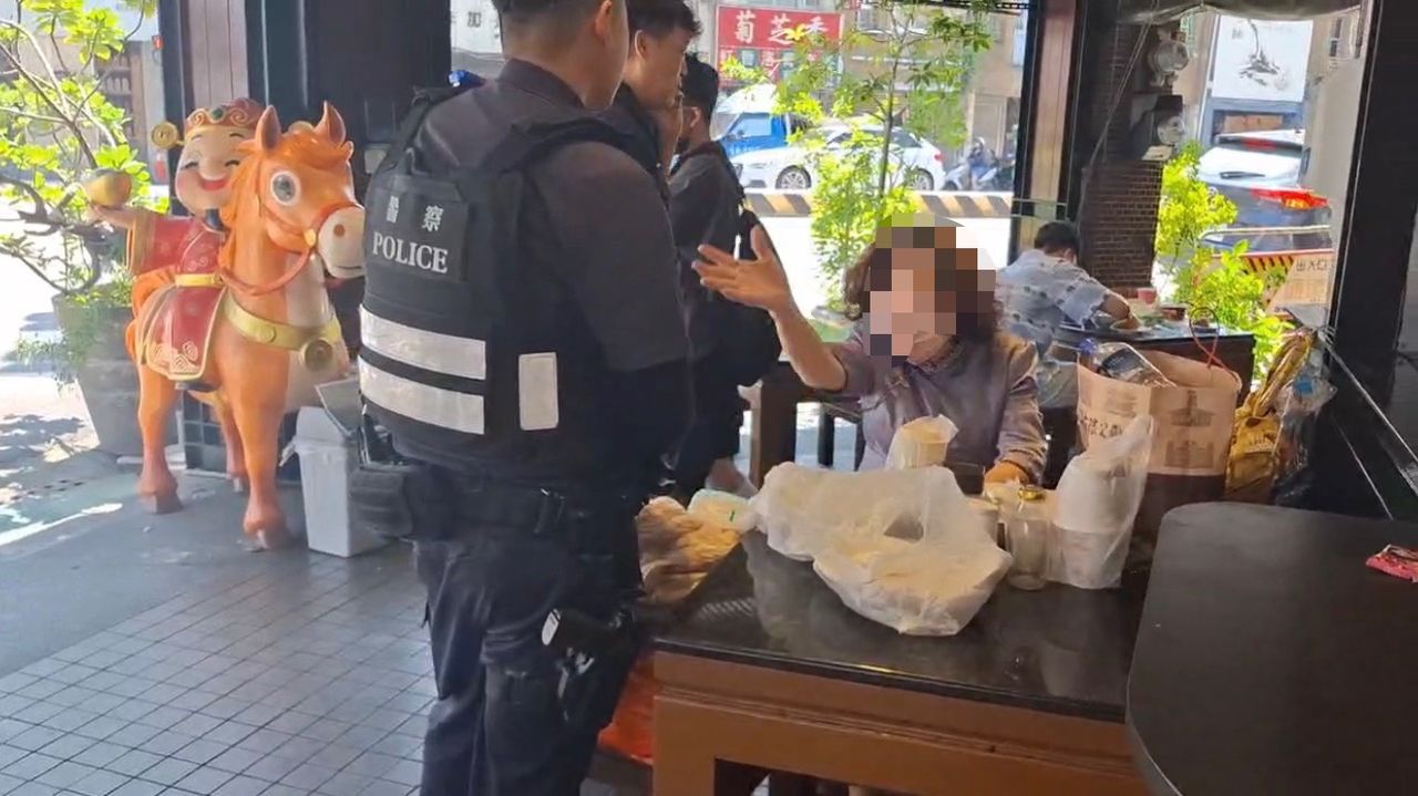 肉粽店驚見「大包小包住騎樓」 婦人霸桌近1周!警找家屬帶回