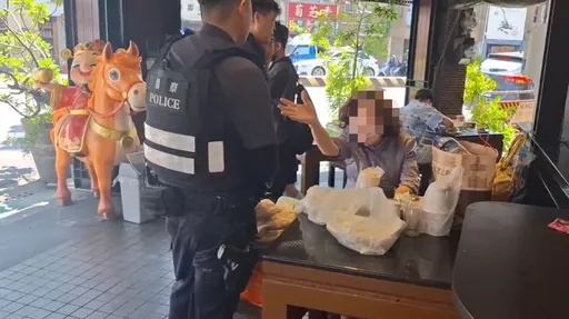 肉粽店驚見「大包小包住騎樓」　婦人霸桌近1周！警找家屬帶回