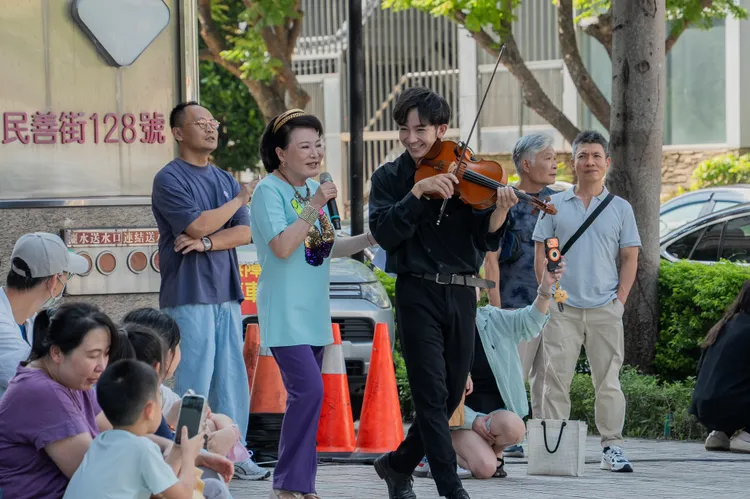 張琴（左）與離譜樂團提琴手一同介紹曲目。美福食集提供