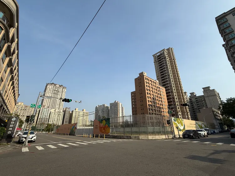 友眾「16青砥」單坪相對「國揚鉑御」出現8萬元價差，但均價仍挑戰坐穩6字頭。葉家銘攝