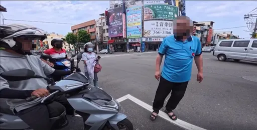 行車糾紛鬧大了！一大台公車就停路邊　司機與騎士理論互罵神經病