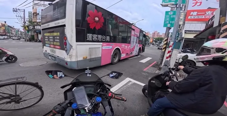 司機然將公車停在路口，下車與騎士理論。翻攝Threads