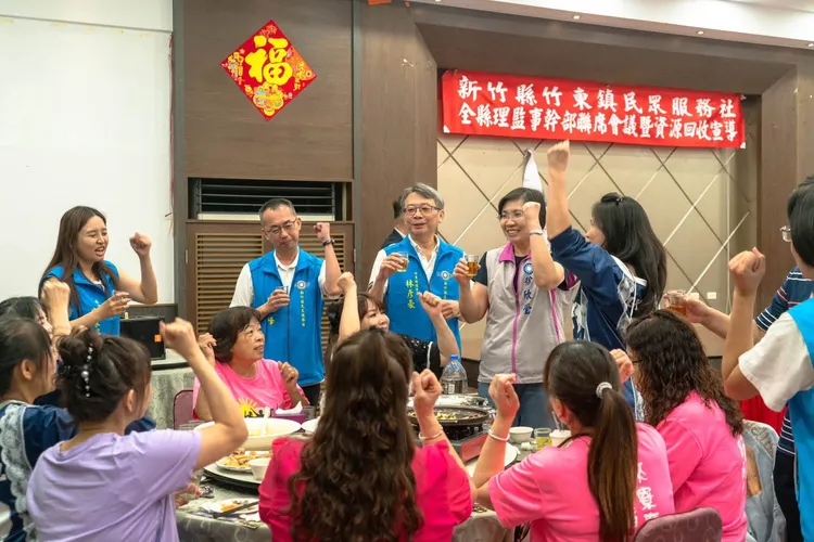 徐欣瑩18日出席橫山婦女會工作研討會及新竹縣民眾服務社聯席會議。新竹縣黨部提供