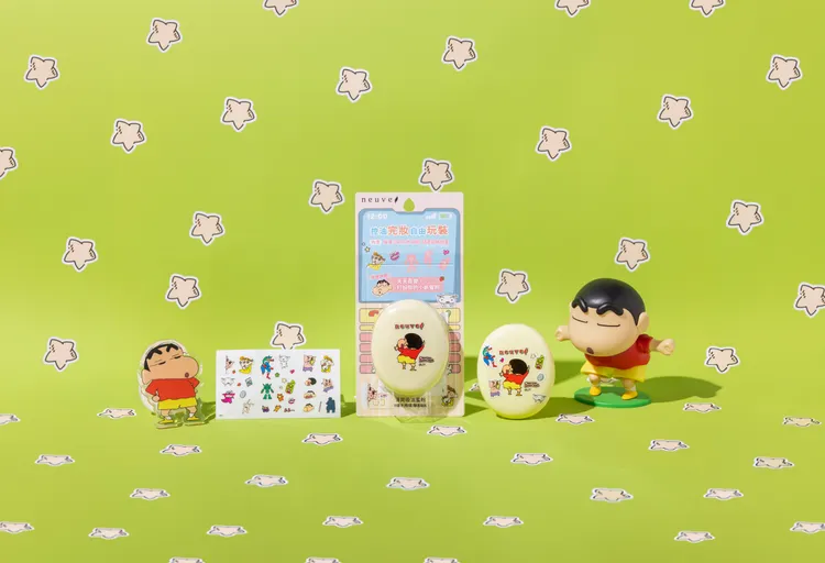 neuve惹我清爽吸油蜜粉（蠟筆小新限定版），各220元。品牌提供