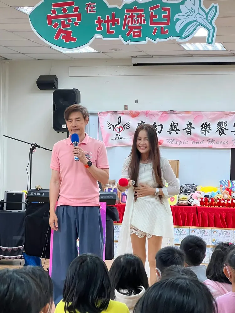 包偉銘夫婦克服時差做公益。翰森娛樂提供