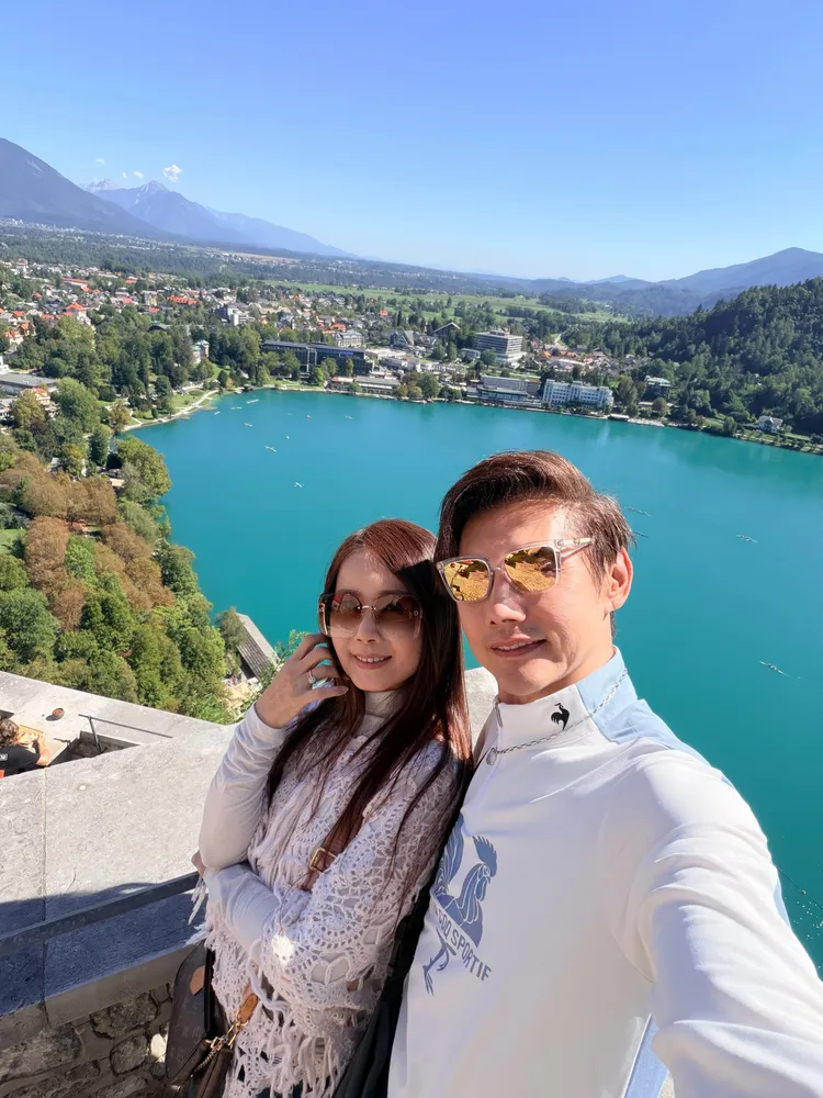 包偉銘夫婦飽覽美景。翰森娛樂提供