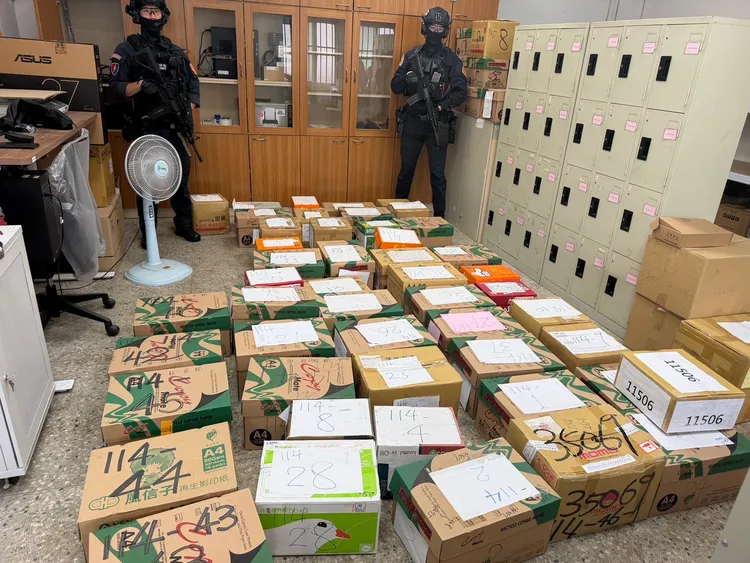 特勤警力荷槍實彈戒護押送近千萬毒品到焚化爐。翻攝畫面