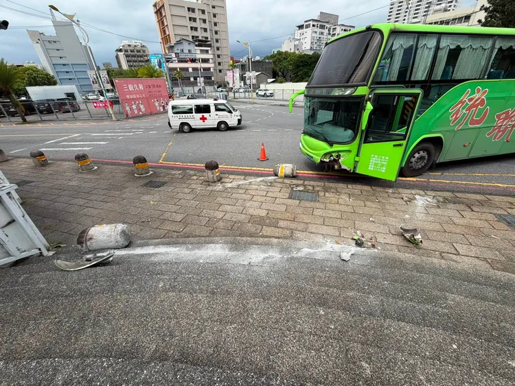一輛公車失速衝入校門口人行道。里長張東耀提供