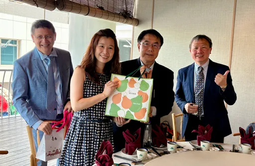 快閃新加坡！黃偉哲62歲生日搭廉航紅眼班機拚農產觀光與招商