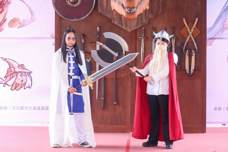 「長髮哥」許瑞顯與台中市長盧秀燕Cosplay《葬送的芙莉蓮》中的勇者小隊成員。台中市政府官網