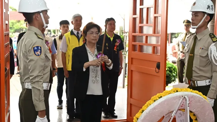 彰化縣長王惠美昨上午到忠烈祠參加秋祭國殤大典，未陪同魏平政登記。縣府提供