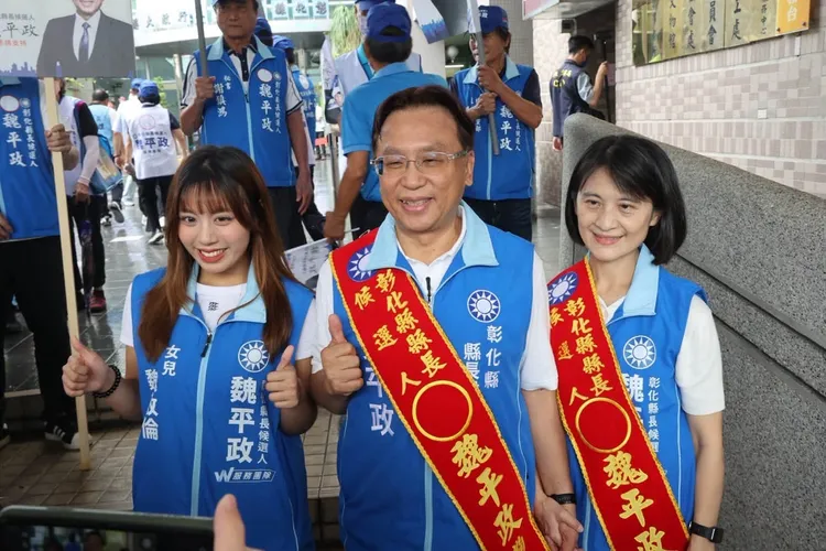 魏平政偕同擔任高檢署檢察官的妻子許鈺茹、正妹女兒魏敬倫，完成參選縣長登記。翻攝魏平政臉書