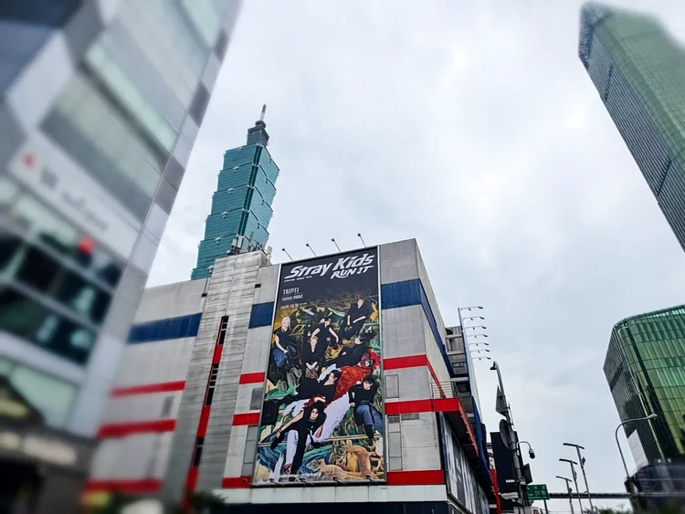台北信義區突上Stray Kids 超巨型看板引熱議，今日正式公佈降臨大巨蛋。Live Nation Taiwan提供