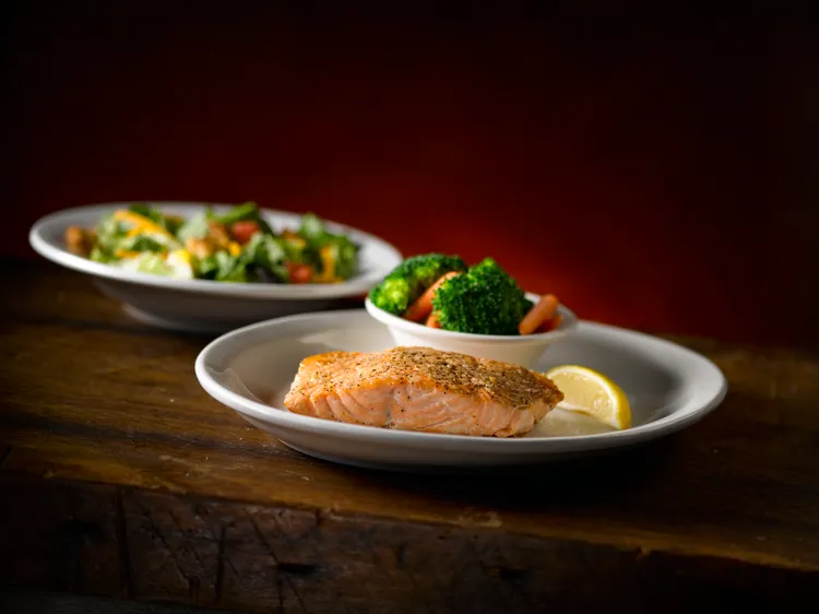 Texas Roadhouse「嫩烤鮭魚排」能嚐到濃厚檸檬胡椒奶油香氣。開展餐飲集團提供