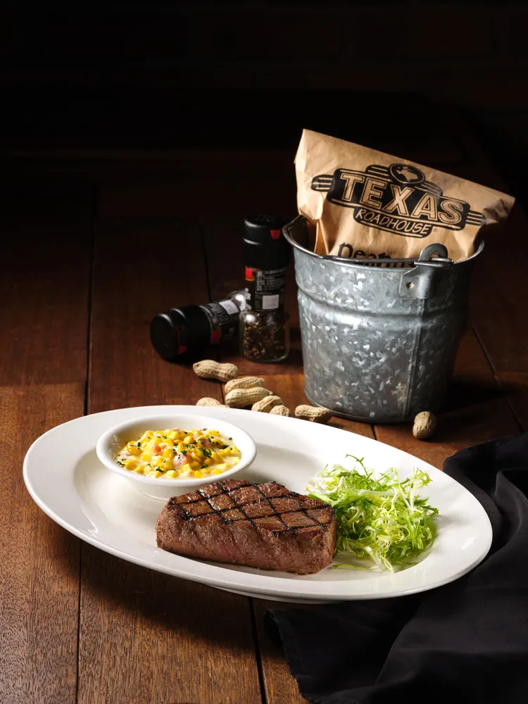 Texas Roadhouse人氣「德州火烤牛排6oz.」天天500元。開展餐飲集團提供