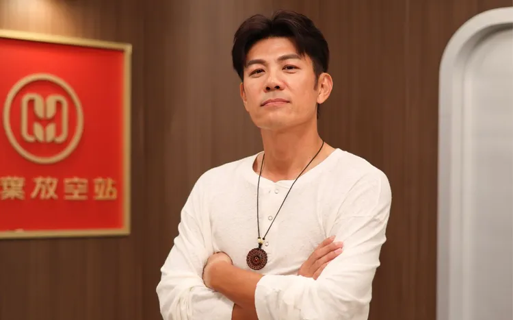 陳志強在《豆腐媽媽》飾演無照醫師方雲龍。民視提供