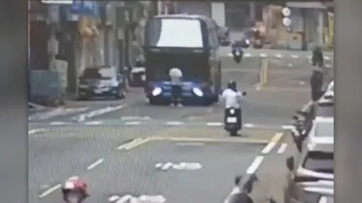 桃園狂男街頭「肉身擋遊覽車」挑釁！險遭撞竟怒瞪司機　 警方要查了