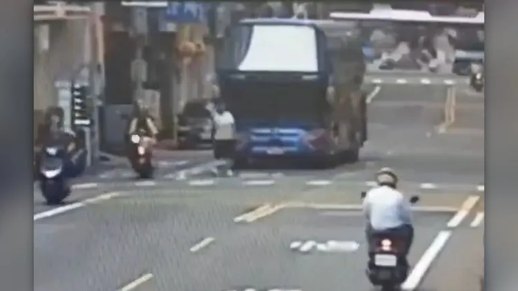 男子肉身擋車。翻攝畫面