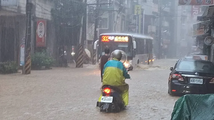 基隆市區多處淹水，民眾冒險騎車穿越。翻攝照片